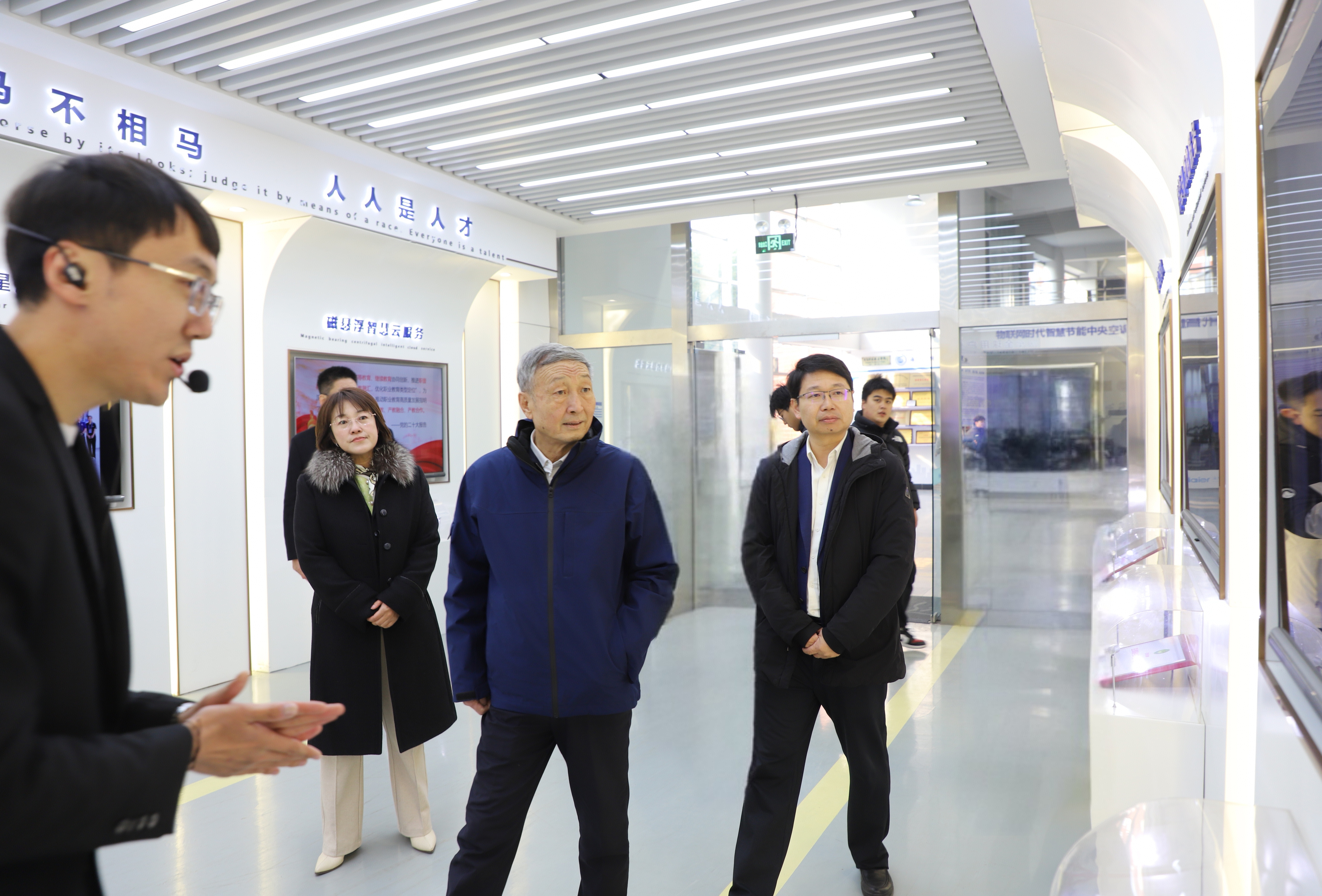 “人民工匠”许振超走进开云kaiyun网页版为师生讲述“我走过的工匠路” “人民工匠”许振超走进开云kaiyun网页版为师生讲述“我走过的工匠路”