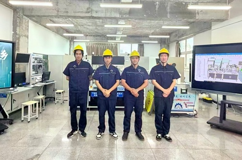 智能装备应用赛道参赛学生进行备赛