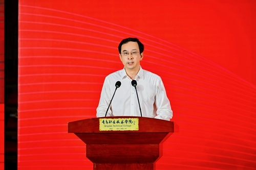 党委委员、副校长张旭鹏主持毕业典礼
