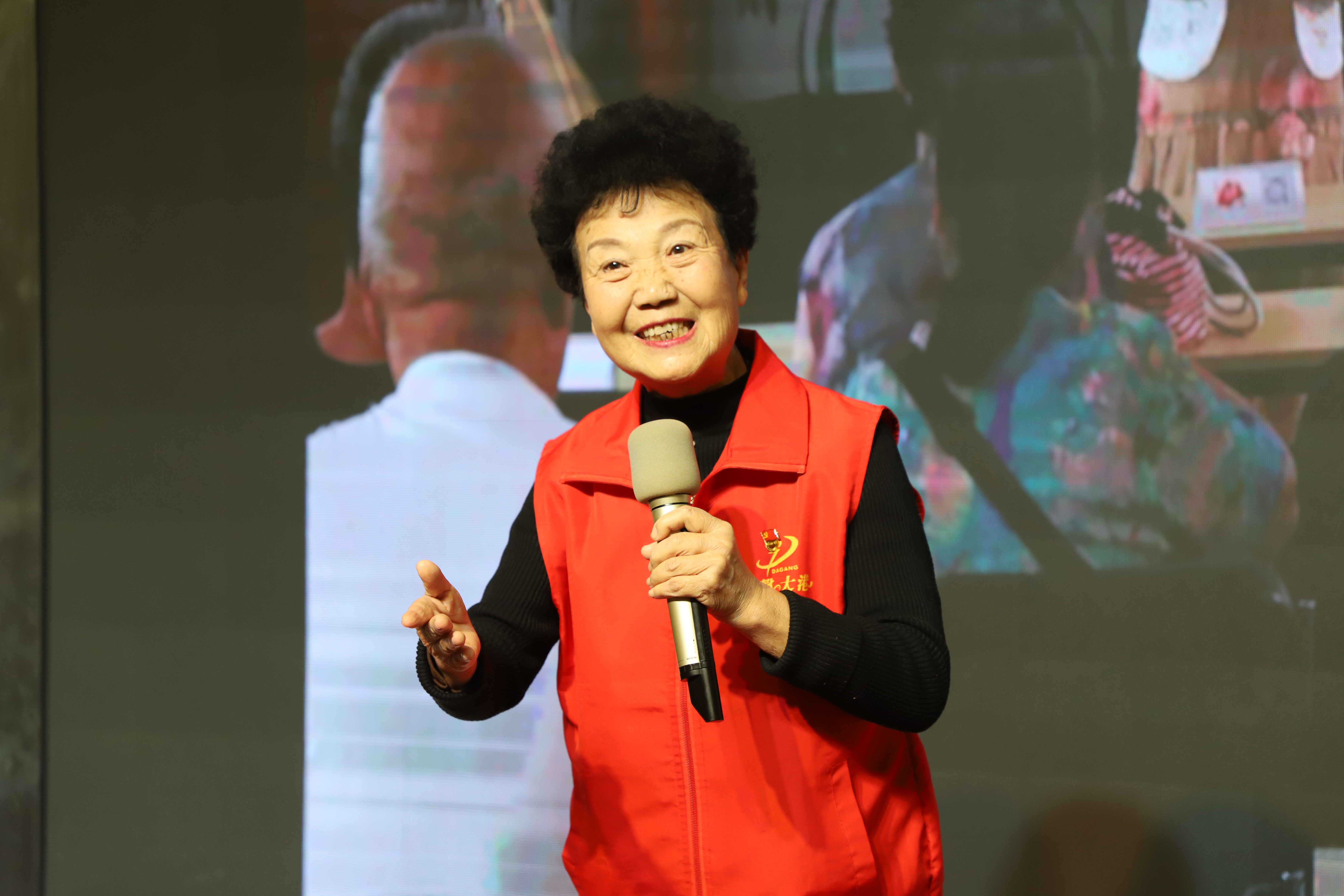 2.全国文明家庭代表董秀格宣讲《72岁，我入党了》.JPG
