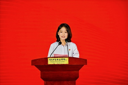 毕业生代表、商贸学院杨骐祯同学发言