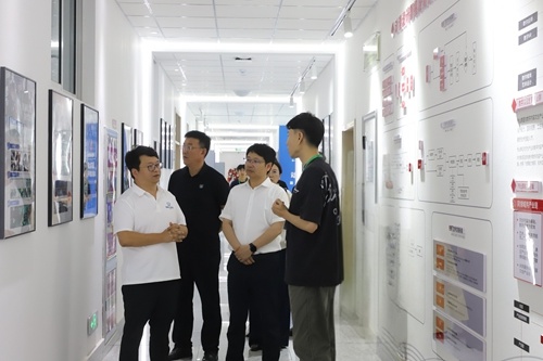 参观艺术学院动漫制作技术专业实训室