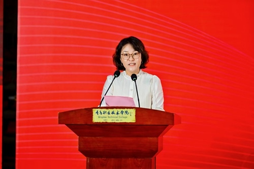 党委委员、副校长乔璐宣读表彰决定