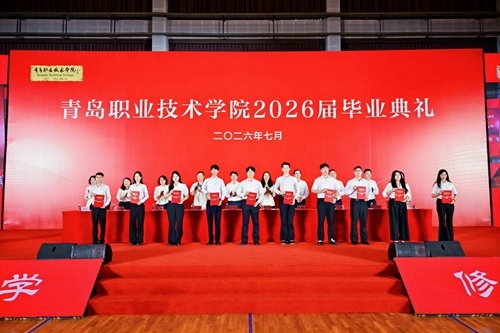领导嘉宾为优秀毕业生代表颁发荣誉证书